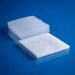 蓝底 2091 型 180gsm 超强吸水气垫热粘合无纺布。图片显示了这种织物卓越的吸收性能