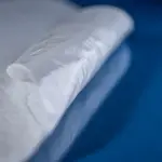 2748 型 95gsm 超强吸水气垫布（蓝色底色卷边显示