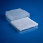 2809 型 200 克超强吸水气垫布，底层为复合无纺布。蓝色背景上显示的是干燥和水饱和状态